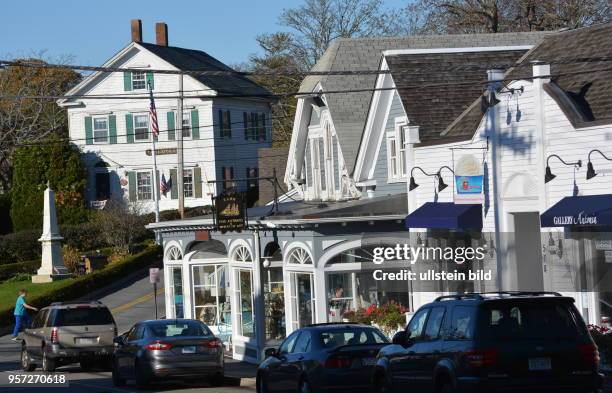 Ein typischer Straßenzug mit weißen Häusern in Chatham auf der Halbinsel Cape Cod . Auch im Herbst ist Halbinsel Cape Cod beliebtes Reiseziel in USA....