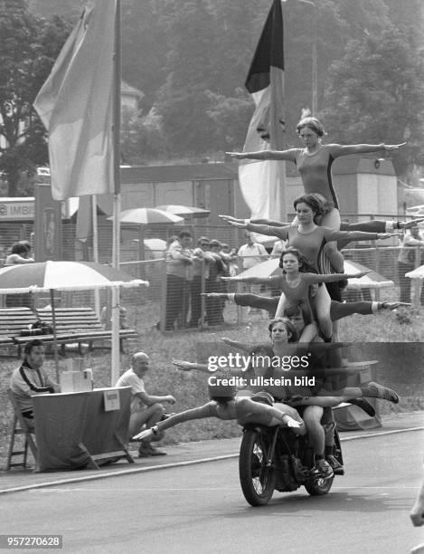 Jugendliche zeigen in der Disziplin Motorradkunstfahren auf der 4. Wehrspartakiade der GST in Erfurt ihr Können, aufgenommen im Juli 1981.