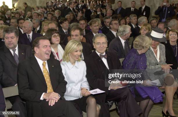 Bundeskanzler Gerhard Schröder mit Frau Doris Schröder-Köpf am , dem Tag der Deutschen Einheit, vor dem Festgottesdienst mit dem Kreuzchor in der...
