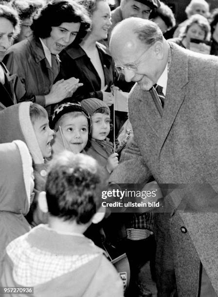 Walter Ulbricht, Erster Sekretär des ZK der SED und ab 1960 Vorsitzender des Staatsrates der DDR, wird bei einem Betriebsbesuch des VEB...