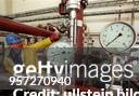 Arbeiter überprüft Ventile in der Verdichterstation des zukünftigen unterirdischen Erdgasspeichers in Kraak / Mecklenburg-Vorpommern, der im April...