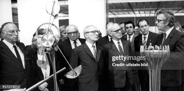 Partei- und Staatschef Erich Honecker bei seinem Besuch der IX. Kunstausstellung der DDR in Dresden in der Ausstellungshalle am Fucikplatz,...