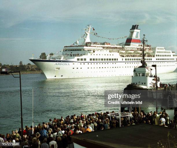 Die MS "Arkona" beim Ablegen vom Passagierkai im Hafen von Rostock-Warnemünde, aufgenommen am . Das Passagierschiff der Deutfracht/Seereederei...