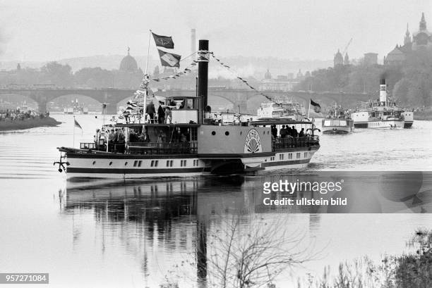 Am 7.10.1989, dem 40. Jahrestag der DDR, kann erstmals seit vielen Jahren der historische Elbdampfer "Diesbar" - das älteste Dampfschiff der Flotte -...