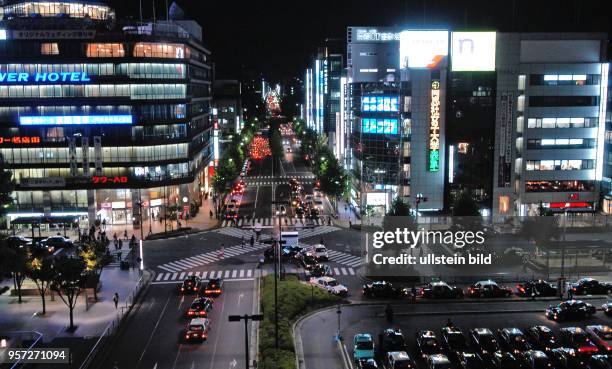 Japan / Kyoto / Abendlicher Betrieb auf dem Bahnhofsvorplatz in der alten Kaiserstadt Kyoto, aufgenommen im Oktober 2009. Das futuristischste Bauwerk...