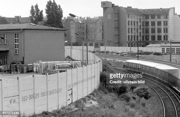Im Mai 1990 steht die Berliner Mauer zwar noch, aber sie ist seit dem November 1989 eigentlich Geschichte. Zwischen den Bezirken Prenzlauer Berg und...