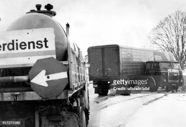 Ein Lastwagen ist bei Dresden auf der A4 Richtung Bautzen von der Fahrbahn abgekommen, aufgenommen im Winter 1986. Der Winterdienst kommt zu spät.