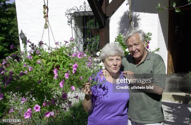 Der deutsche Kammersänger und Opernregisseur Theo Adam mit seiner Frau Eleonore im Garten ihres Hauses in Dresden, aufgenommen im Juli 2001. Der...