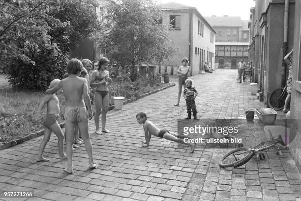 Kinder in Badebekleidung beim Spielen in der Siedlung Helbra an der Kupferhütte, aufgenommen am im Mansfelder Land. Im Mansfelder Land wurde zu...