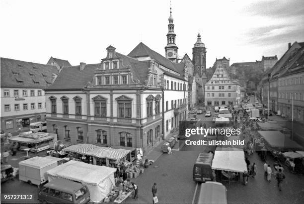 Markttag in Pirna am , sieben Tage nach der Deutschen Wiedervereinigung. Händler aus der Region bieten rund um das Rathaus ihre Waren an.