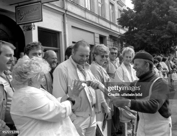 Nichts für schwache Nerven sind die Scherze der Warnemünder Fischer, wenn sie Besucher des traditionellen "Warneminner Ümgangs" mit ihren gefangenen...