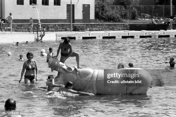 Badespaß im Wernerbad in Berlin-Kaulsdorf, aufgenommen 1980. Im Jahr 1905 wurde an einem ehemaligen Pfuhl am östlichen Stadtrand von Berlin das...