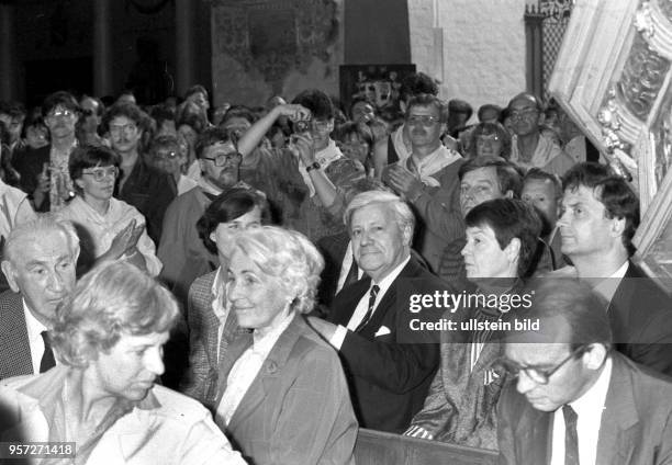 Altbundeskanzler Helmut Schmidt mit seiner Ehefrau Loki, FDP-Politikerin Hildegard Hamm-Brücher und Hans-Otto Bräutigam zählen unter anderem zu den...