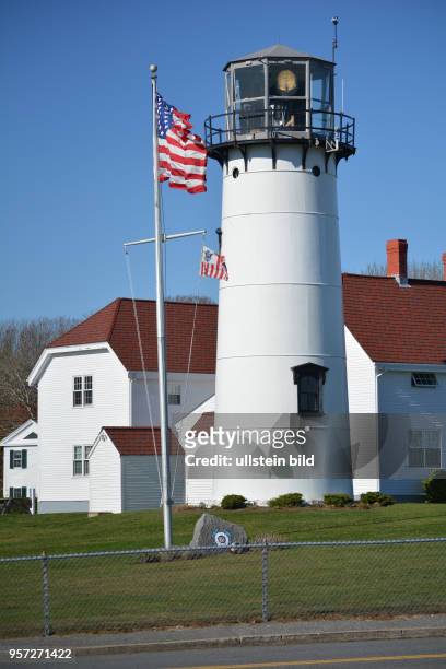 Die US-amerikanische Fahne weht neben dem Leuchtturm am Strand von Chatham auf der Halbinsel Cape Cod. Nur 4 Stunden Autofahrt von New York entfernt...