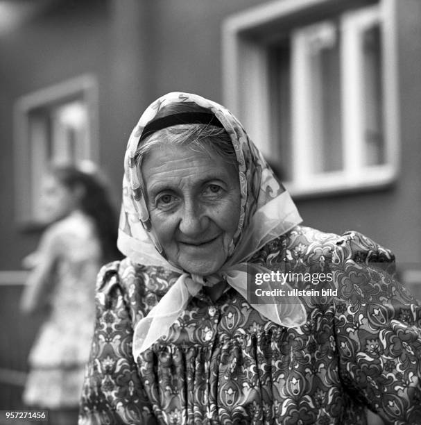 Eine ältere Frau in Tracht und mit Kopftuch beim traditionellen Erntefest im niedersorbischen Dorf Werben am . Das Ende der Getreideernte wird mit...