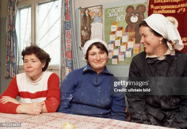 Frauen einer Malerbrigade bei der Pause in ihrem Aufenthaltsraum auf der Baustelle. Das Neubaugebiet Jugo-Zapadnaja im Südwesten Moskaus wurde in den...