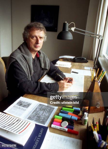 Der Komponist und Dirigent Prof. Udo Zimmermann, aufgenommen im Sommer 1994 in seinem Haus in Dresden-Loschwitz. Udo Zimmermann wurde am 06. Oktober...