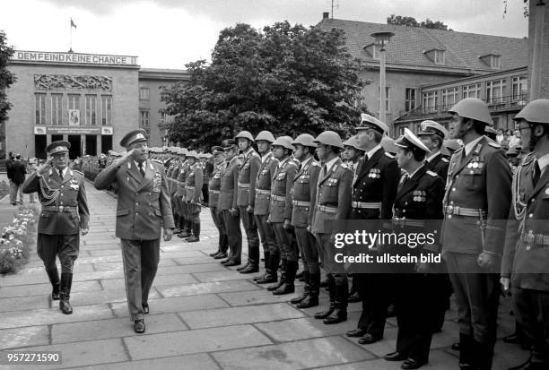 Der Armeegeneral der NVA und Minister für Nationale Verteidigung der DDR, Heinz Hoffmann , verabschiedet im Juli 1983 Absolventen der Militärakademie...