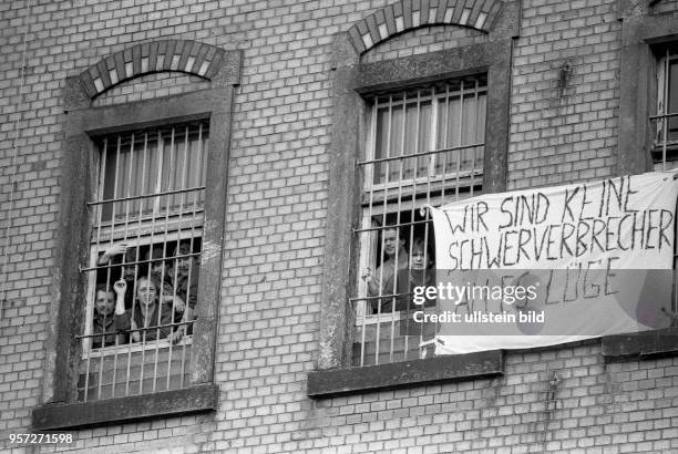 Die letzten Monate der DDR - im Januar 1990 protestieren Strafgefangene im Strafvollzug Bautzen I . Sie haben beschriebene Tücher aus den...