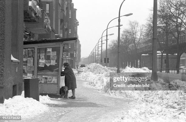 Schneeberge an der Schönhauser Allee in Berlin Prenzlauer Berg, undatiertes Foto vom Februar 1979. Extreme Kälte und viel Schnee erschwerten...