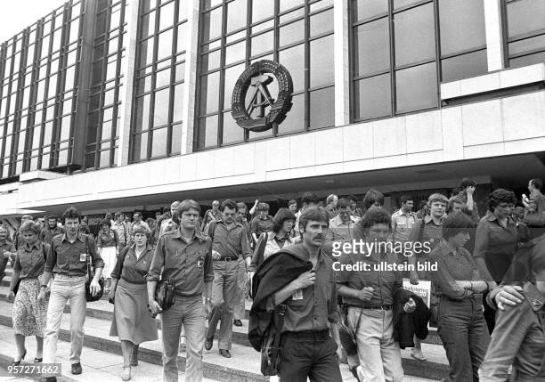 Ler verlassen im Juni 1981 den Palast der Republik in Ost-Berlin. Das XI. Parlament des DDR-Jugendverbandes FDJ ist am 02. Juni 1981 eröffnet worden....
