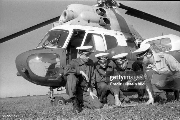 Rostock / Deutsche Volkspolizei / 80iger Jahre/ Flugvorbereitungen zum Verkehrsinformation-Flug mit dem Polizei-Hubschrauber - Leutnant Bernd Geisler...