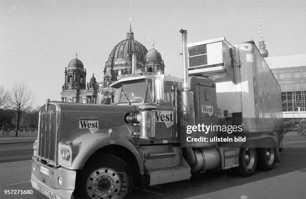 Die Wende hat es möglich gemacht. Im April 1990 rollt ein riesiger US-Truck vor dem Palast der Republik in Berlin über den Marx-Engels-Platz und...