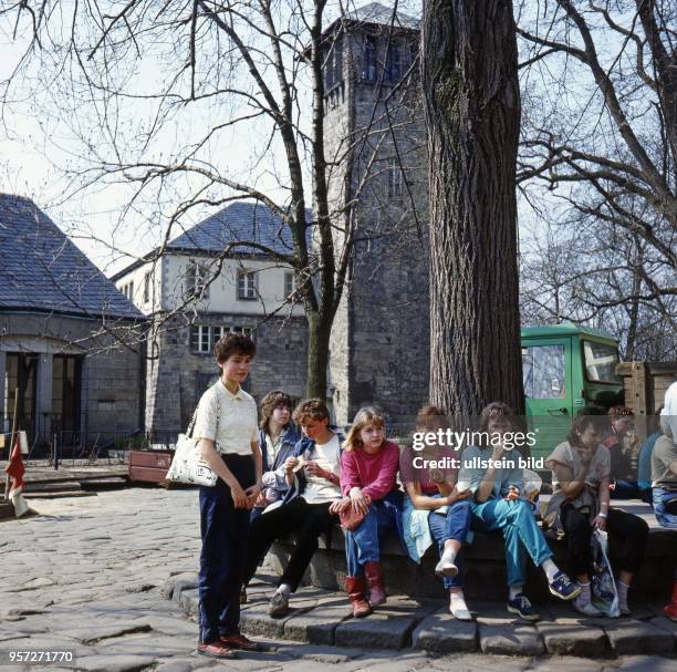 In der Burg Hohnstein in der Sächsischen Schweiz befand sich eine der größten Jugendherbergen der DDR - hier Jugendliche auf dem Vorplatz ,...