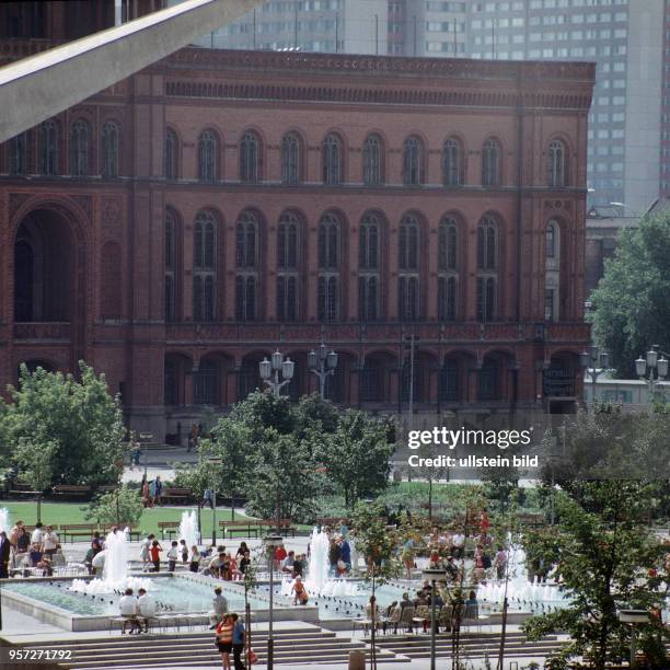 Passanten in der neuen Grünanlage und den Wasserspielen vor dem Roten Rathaus im Zentrum von Berlin , undatiertes Foto aus dem Jahr 1974. In den...