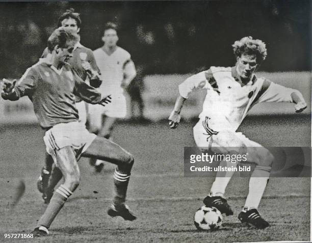 Der ballführende DDR-Mittelfeldspieler Matthias Sammer wird vom finnischen Mittelfeldakteur Kari Ukkonen angegriffen. Die Fußballnationalmannschaft...