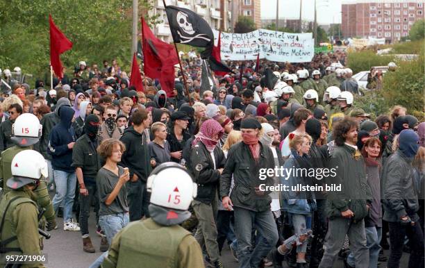 Nach den tagelang andauernden ausländerfeindlichen Krawallen in Rostock-Lichtenhagen findet am 29.8.1992 an gleicher Stelle eine Demonstration gegen...