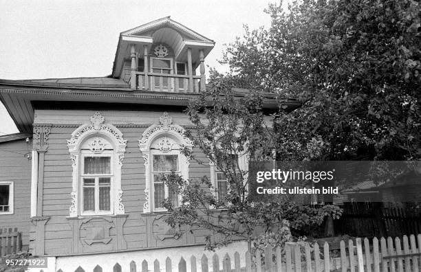 Ein gut erhaltenes historisches Holzhaus in der Stadt Wologda, aufgenommen 1977. 500 km nordöstlich von Moskau gelegen gehört Wologda heute zum...