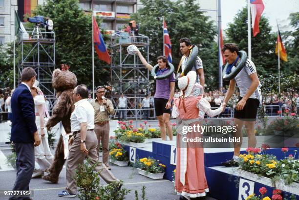 Die 38. Internationale Friedensfahrt endet am in Berlin, hier auf dem Siegerpodest Falk Boden , Uwe Raab und Uwe Ampler . Foto : Reinhard Kaufhold