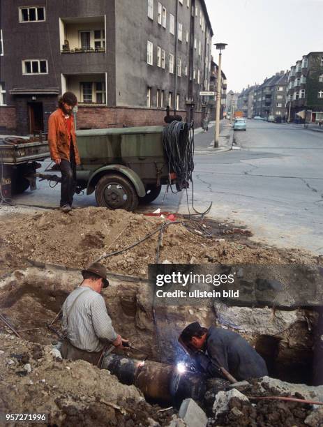 Arbeiter schweißen in einer Straße in Berlin-Pankow an einem Gasrohr, undatiertes Foto von 1980. Bereits 1977 hatte das SED--Politbüro den Beschluß...