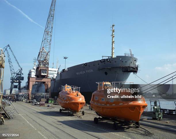 Die Freifallrettungsboote des Frachtschiffes "Wilhelm Pieck" stehen im Hafen von Rostock am Umschlagplatz, aufgenommen 1985. Diese modernen...