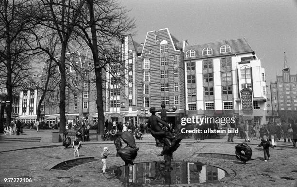 Im Frühjahr 1986 vergnügen sich Kinder am Brunnnen der Lebensfreude, der von den Künstlern Jo Jastram und Reinhard Dietrich geschaffen wurde, auf dem...