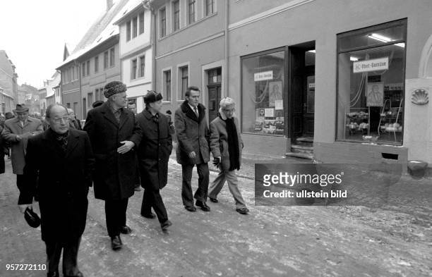 Ein Delegation um den Vorsitzenden der DDR-CDU, Gerald Götting , und den Staatssekretär für Kirchenfragen, Klaus Gysi , in der Lutherstadt Eisleben ,...