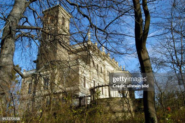 Das von 1850 bis 1854 für Prinz Albrecht von Preußen erbaute Schloss Albrechtsberg in Dresden, aufgenommen im November 2008. Zu DDR-Zeiten diente das...