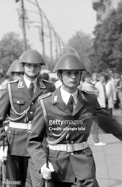 Soldaten ziehen im Mai 1990 vor dem Mahnmal für die Opfer des Faschismus Unter den Linden in Berlin zur Ablösung auf. Viele Touristen beobachten das...
