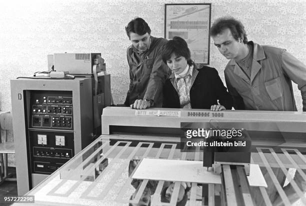 Arbeiter vom VEB Möbelwerke in der Lutherstadt Eisleben beobachten eine neue Maschine im Einsatz, aufgenommen im Mai 1982. Allerdings sollten sie das...