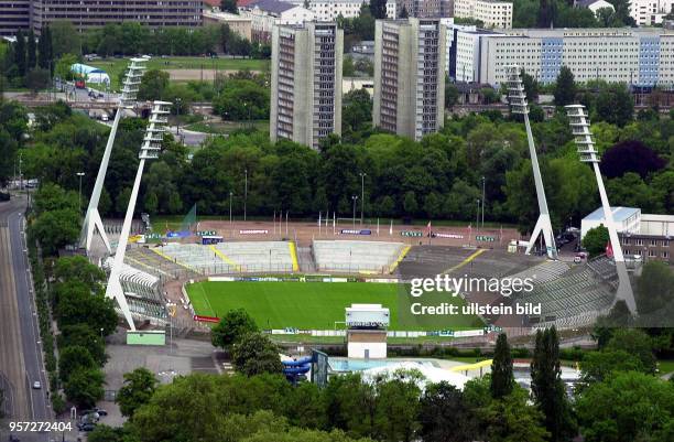 Blick in den 90er Jahren auf das Fußballstadion der SG Dynamo Dresden . Die Arena mit ihren vier großen Flutlichtstrahlern hatte zu DDR-Zeiten ein...