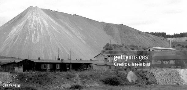 Blick auf eine Bergbauhalde in Rübeland im Harz, aufgenommen 1960. Im Raum Elbingerode/Rübeland liegt eines der bedeutendsten und qualitativ...