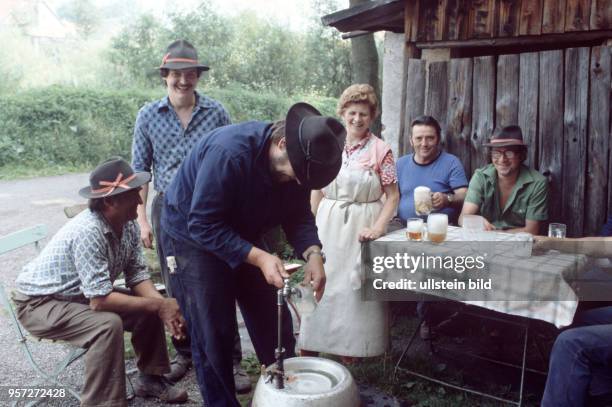 Edith Obstfelder mit Gästen in der Privatbrauerei Schmitt im Ort Singen beim Ilmtal, undatiertes Foto von 1982. Seit mehr als 100 Jahren ist die...