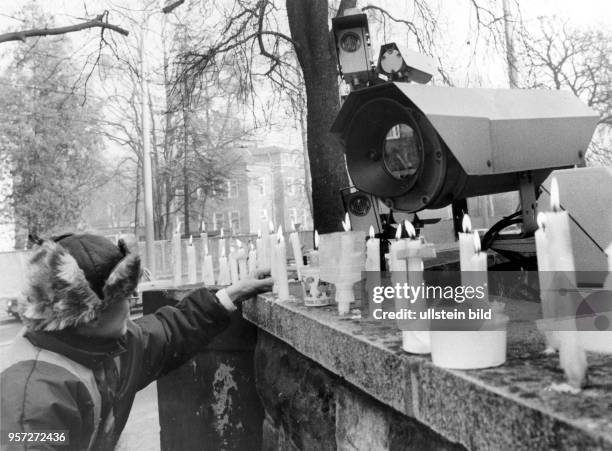 Im November 1989 werden Kerzen an der Berziksverwaltung Dresden der Staatssicherheit aufgestellt. Ab Anfang Oktober 1989 wurde in Dresden zu...