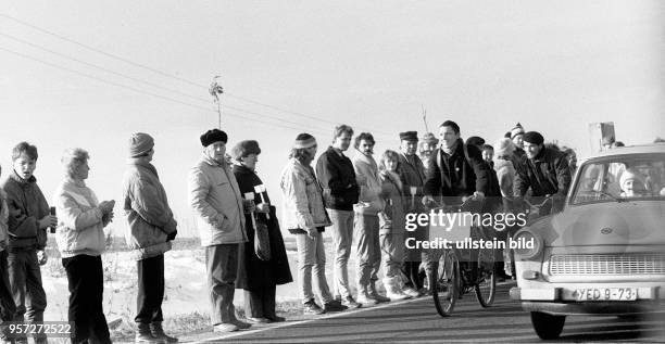 Menschen aus dem Raum Dresden haben eine Menschenkette gebildet, die über 10 Kilometer von Weissig nach Dresden führt, aufgenommen im Herbst 1989....