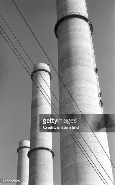 An einem der 140 Meter hohen Schornsteine im Kraftwerk Lübbenau befestigen Arbeiter der Brigade "Eggeling" die verzinkten Steigleitern, aufgenommen...
