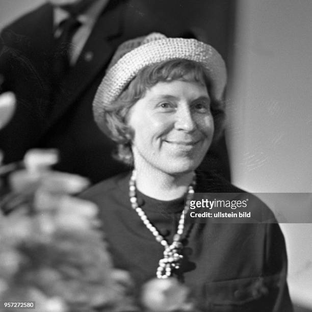 Die DDR-Dokumentarfilmerin Annelie Thorndike bei ihrer Rückkehr aus Moskau nach der Verleihung des Lenin-Ordens 1963. Eine der wichtigsten...