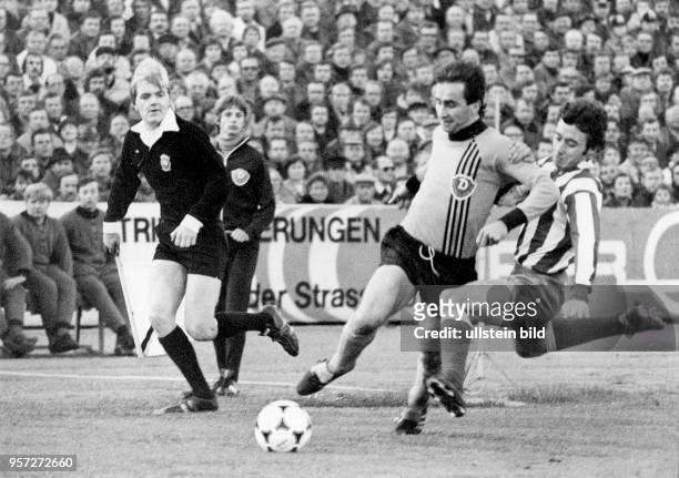 Der ballführende Dresdner Mittelfeldspieler Reinhard Häfner wird von einem Atletico-Akteur angegriffen. Dynamo Dresden gewinnt am vor 37.000...