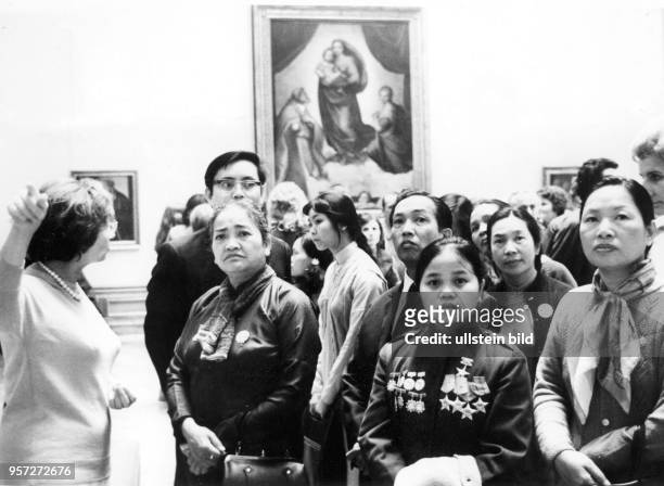 Vietnamesen besuchen die Galerie Alte Meister in den Staatslichen Kunstsammlungen Dresden, aufgenommen 1975. Viele Vietnamesen, die gesundheitlich...