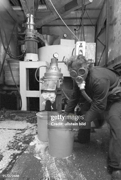 Ein Arbeiter mit Atemschutzmaske arbeitet in der Meerrettich-Herstellung im VEB Spreewaldkonserve Lübbenau. Die starken Meerrettichdämpfe verlangen...